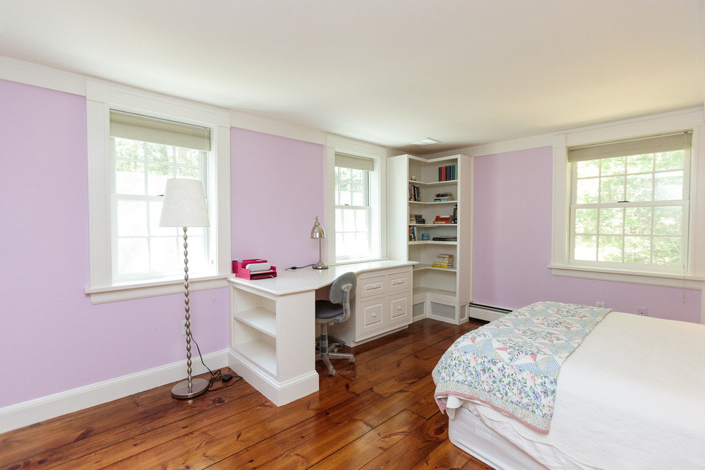 Mittelgroßes Klassisches Gästezimmer mit lila Wandfarbe und dunklem Holzboden in Boston