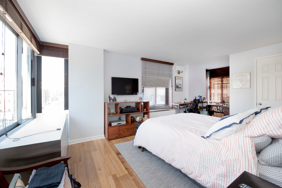 Foto de dormitorio principal minimalista de tamaño medio sin chimenea con paredes grises y suelo de madera clara