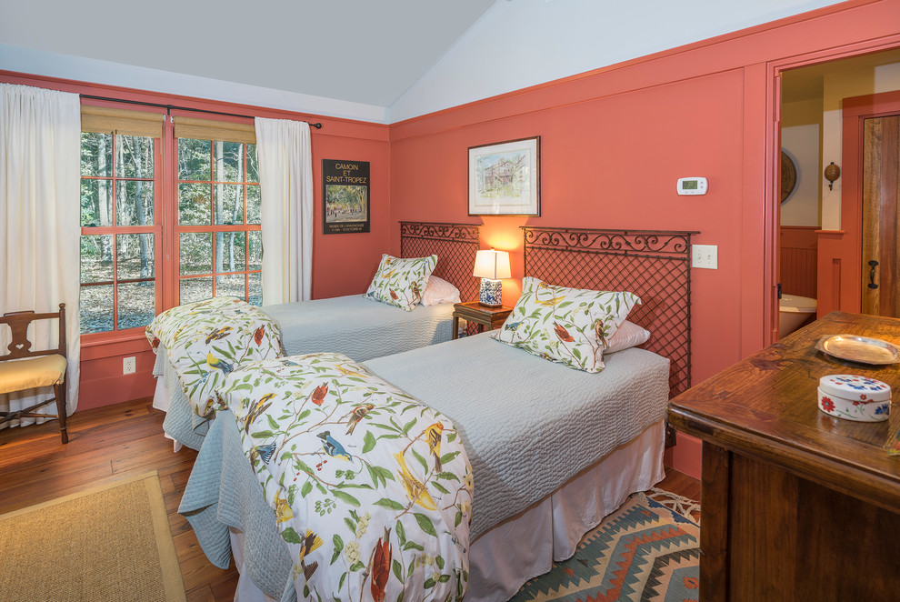 Ejemplo de dormitorio campestre con parades naranjas y suelo de madera en tonos medios