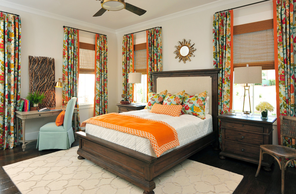 На фото: хозяйская спальня в классическом стиле с белыми стенами и паркетным полом среднего тона без камина с