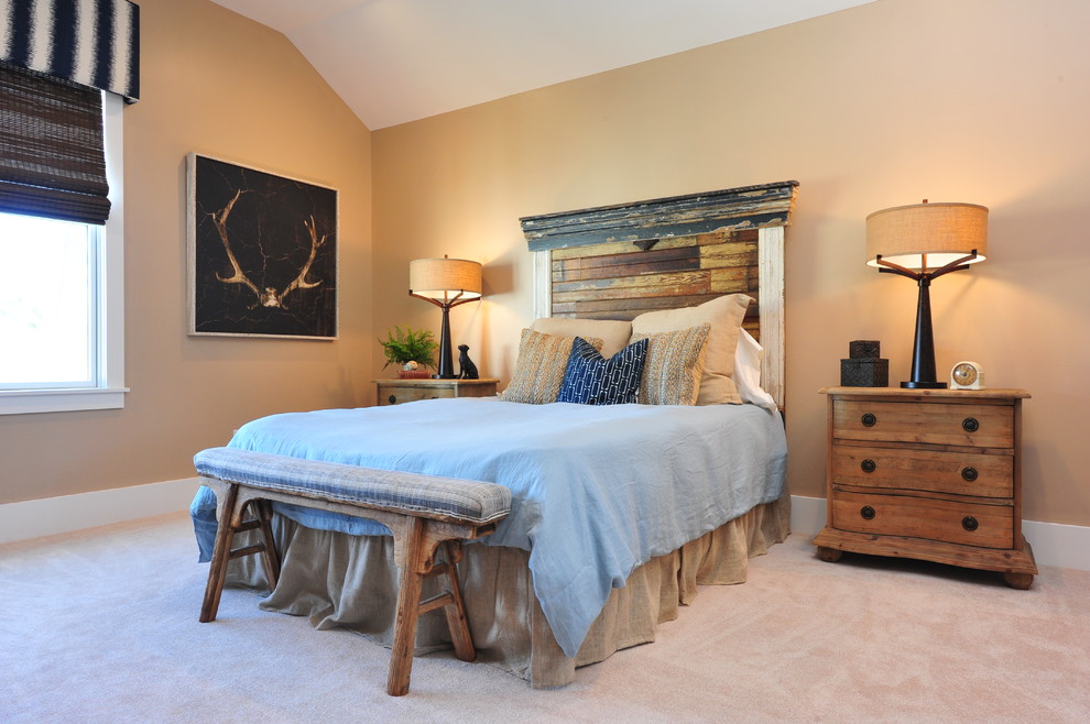 Diseño de habitación de invitados rústica de tamaño medio con paredes marrones y moqueta