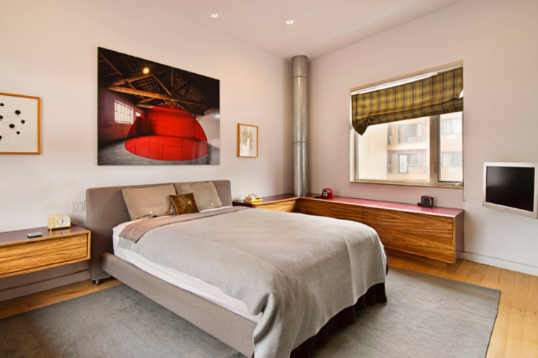 Modelo de dormitorio principal vintage de tamaño medio sin chimenea con paredes blancas, suelo de madera clara y suelo beige