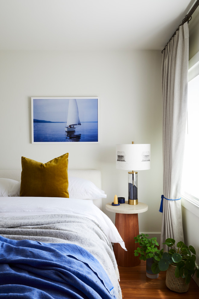 Esempio di una camera da letto design con pareti bianche, pavimento in legno massello medio e pavimento marrone