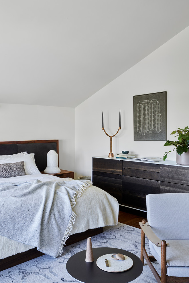 サンフランシスコにあるコンテンポラリースタイルのおしゃれな寝室 (白い壁、無垢フローリング、茶色い床、グレーとブラウン) のインテリア