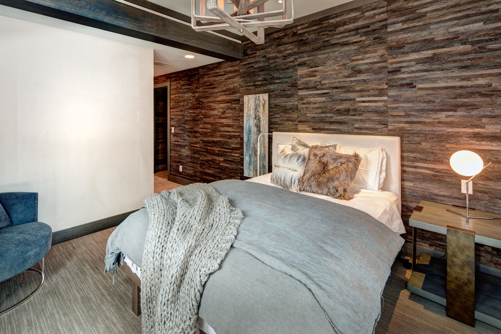 На фото: гостевая спальня среднего размера, (комната для гостей) в стиле рустика с бежевыми стенами, ковровым покрытием и серым полом