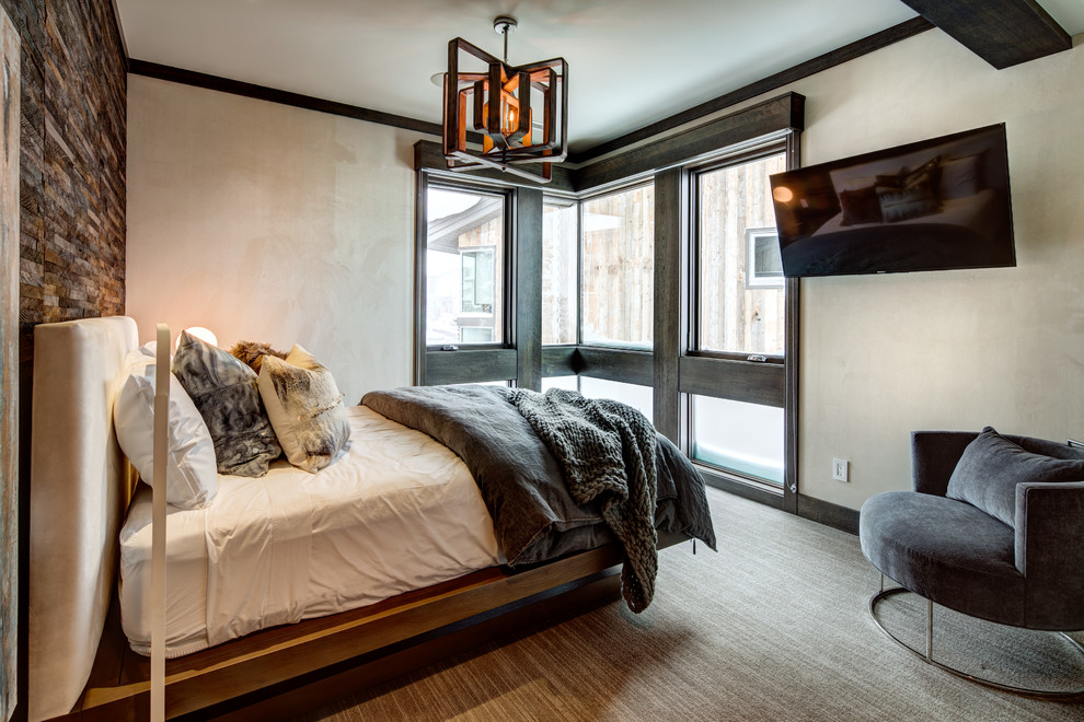 На фото: гостевая спальня (комната для гостей), среднего размера в стиле рустика с бежевыми стенами, ковровым покрытием и серым полом с