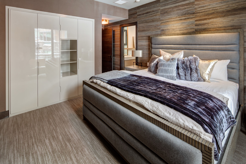 Ejemplo de habitación de invitados rural de tamaño medio con paredes beige, moqueta y suelo gris