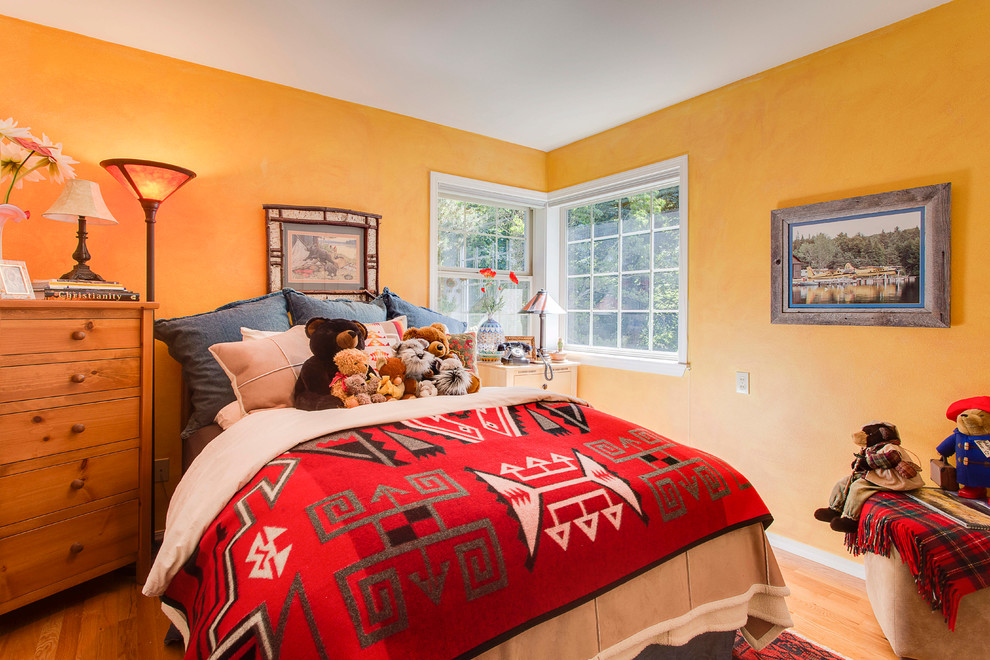 Ispirazione per una camera degli ospiti minimalista di medie dimensioni con pareti arancioni, parquet chiaro e nessun camino