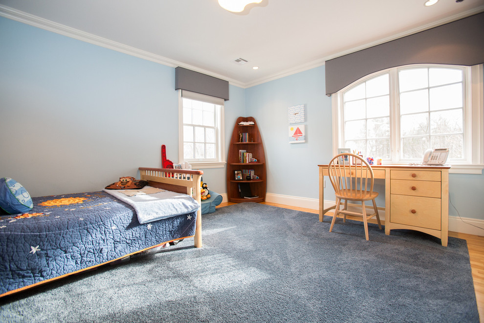 Bild på ett vintage sovrum, med blå väggar och mellanmörkt trägolv
