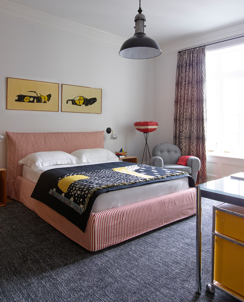 Modernes Schlafzimmer mit weißer Wandfarbe, Teppichboden und grauem Boden in New York