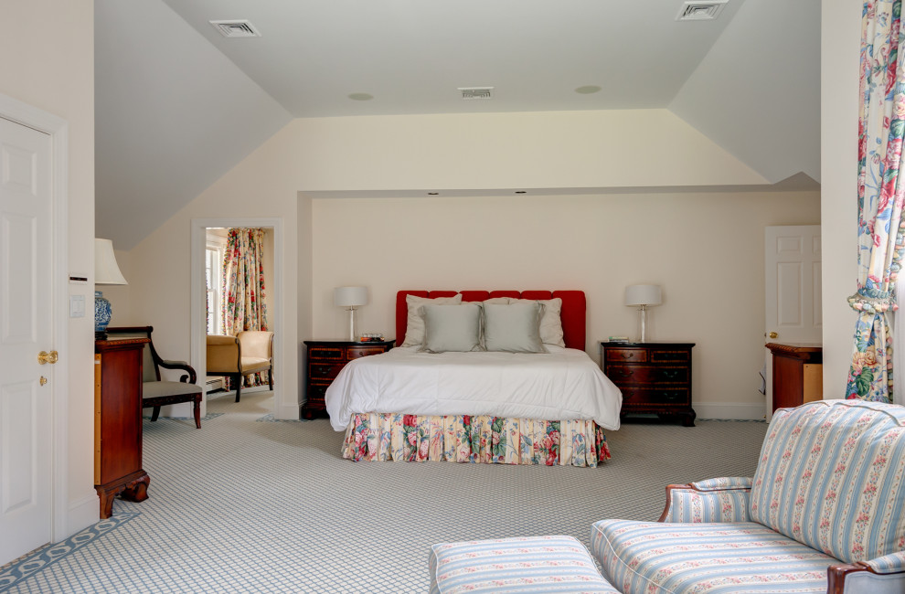 Exemple d'une très grande chambre chic avec un mur blanc et un sol multicolore.