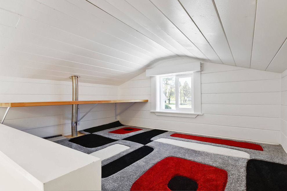 Inspiration för ett litet funkis sovloft, med vita väggar och heltäckningsmatta