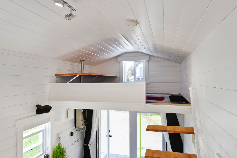 Kleines Modernes Schlafzimmer im Loft-Style mit weißer Wandfarbe und Teppichboden in Vancouver