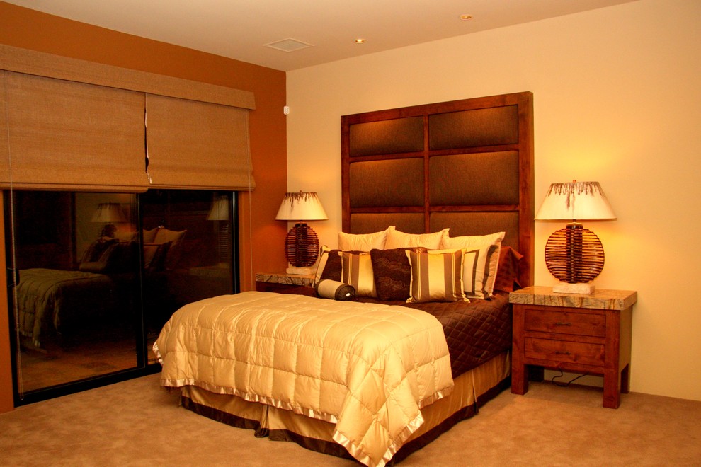 Idee per una grande camera da letto stile rurale con pareti marroni e moquette