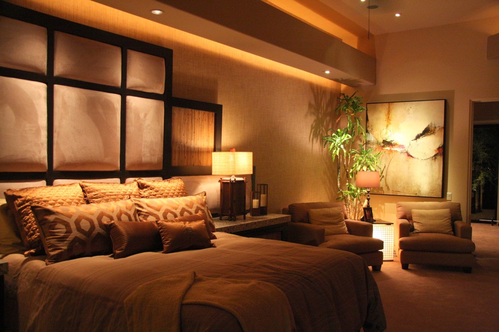Ejemplo de dormitorio principal contemporáneo extra grande con paredes beige y moqueta