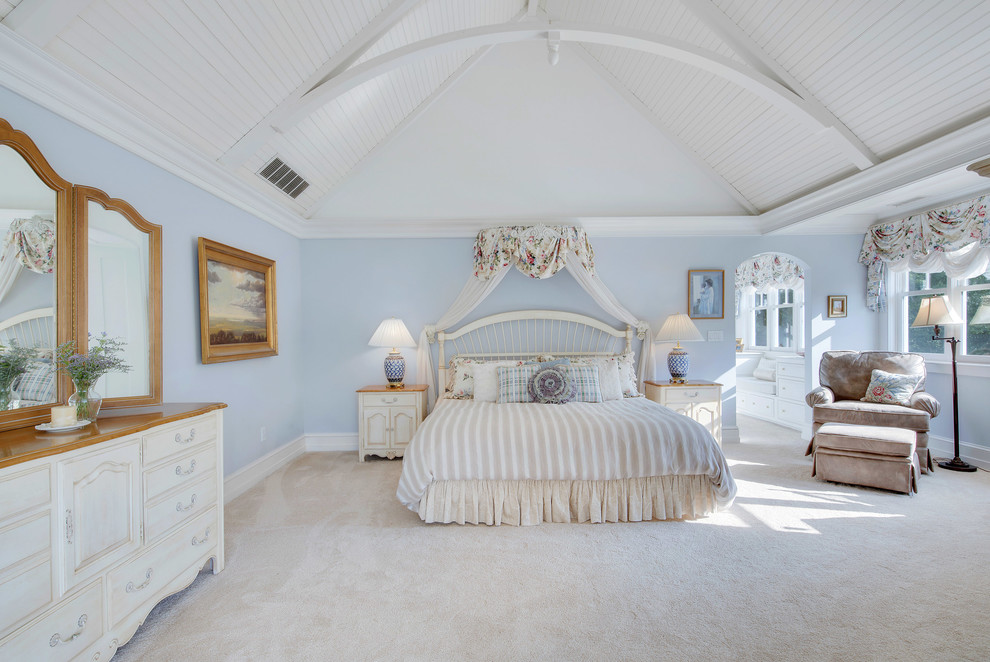 Foto di una camera matrimoniale stile shabby con pareti blu, moquette e pavimento beige