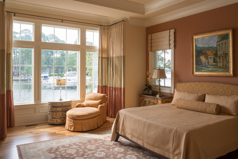 アトランタにある広いコンテンポラリースタイルのおしゃれな主寝室 (オレンジの壁、無垢フローリング、暖炉なし)