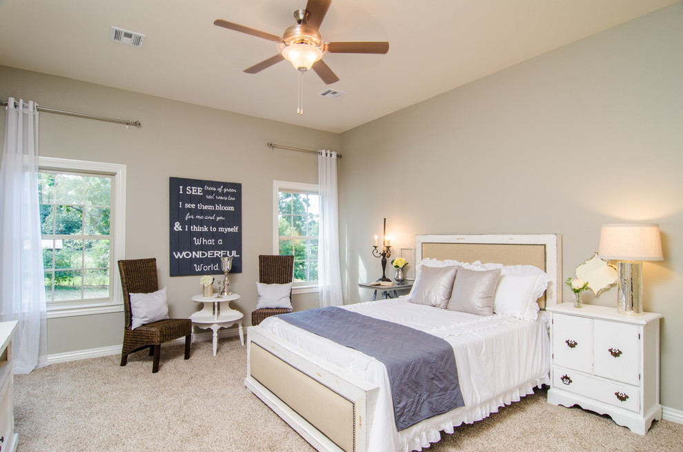 Shabby-Look Hauptschlafzimmer mit grauer Wandfarbe und Teppichboden in Sonstige