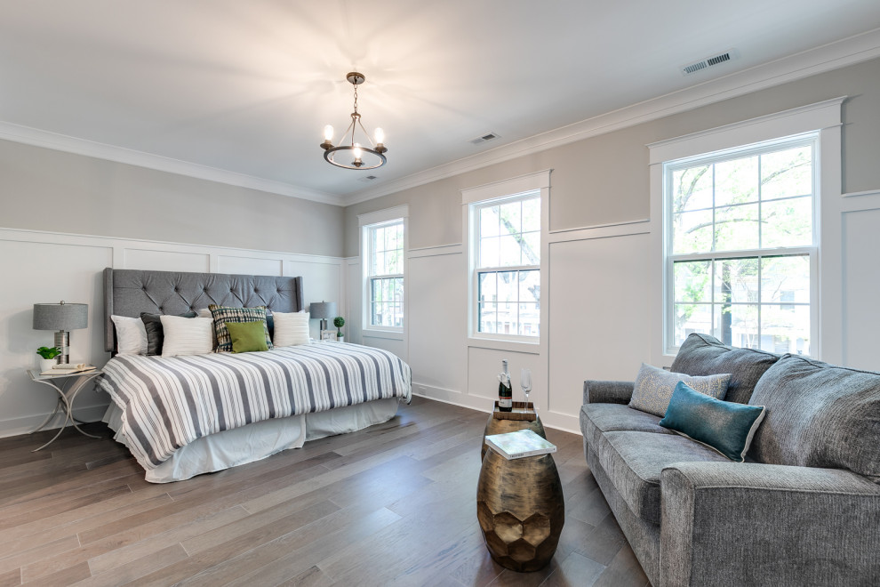 Источник вдохновения для домашнего уюта: хозяйская спальня среднего размера в классическом стиле с серыми стенами, паркетным полом среднего тона, коричневым полом и панелями на стенах