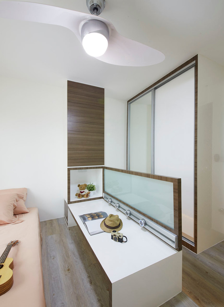 Idee per una camera degli ospiti moderna di medie dimensioni con pareti bianche e pavimento in compensato