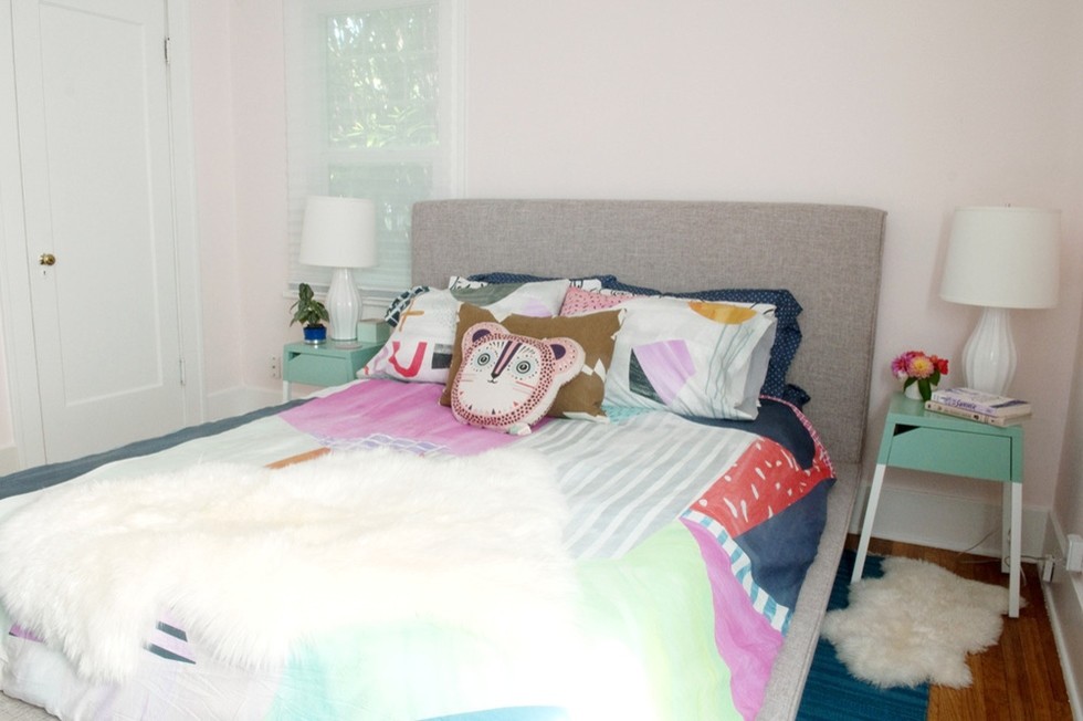 ポートランドにある小さなコンテンポラリースタイルのおしゃれな主寝室 (ピンクの壁、淡色無垢フローリング、暖炉なし)