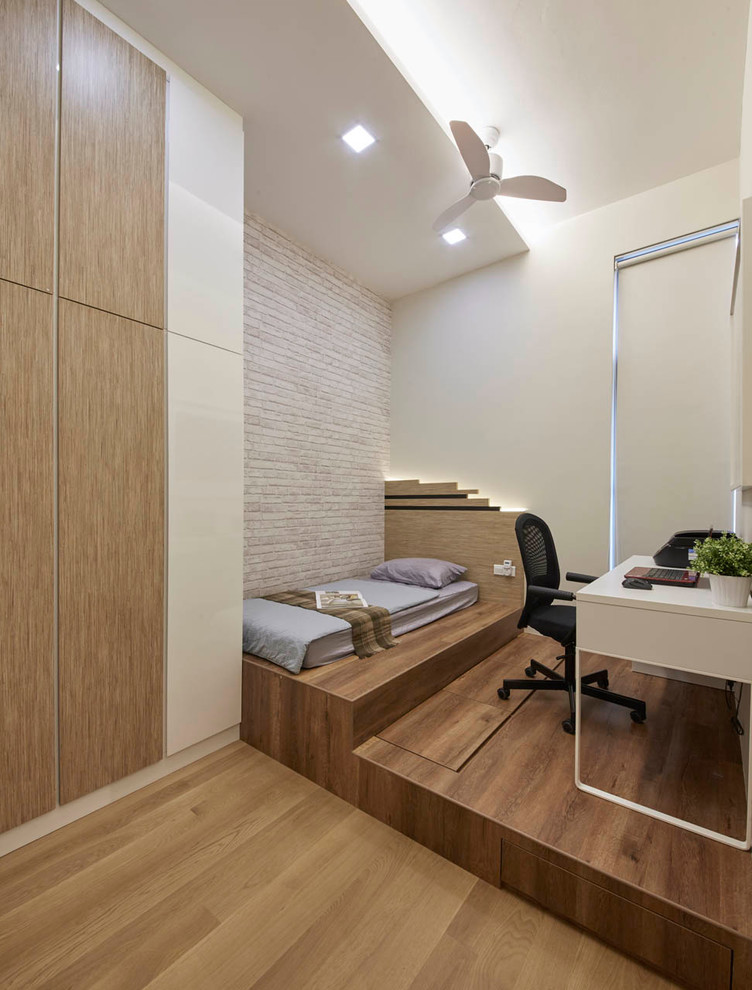 Ejemplo de habitación de invitados contemporánea de tamaño medio con paredes blancas y suelo de contrachapado