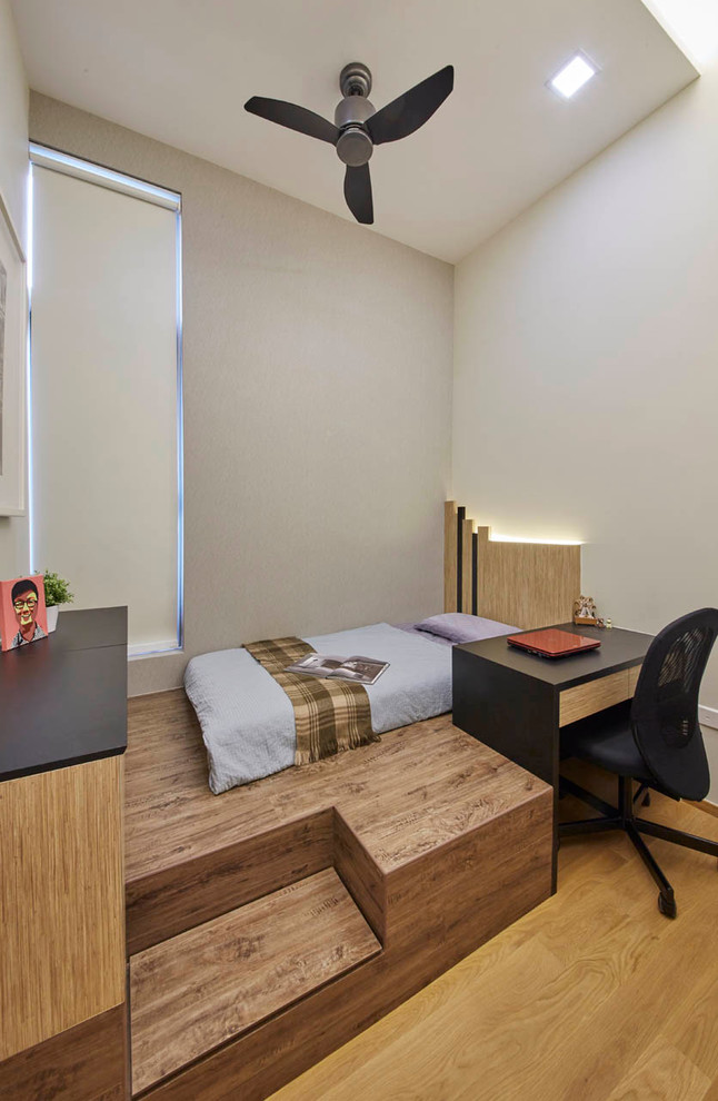 Inspiration pour une chambre d'amis design de taille moyenne avec un mur blanc et un sol en contreplaqué.