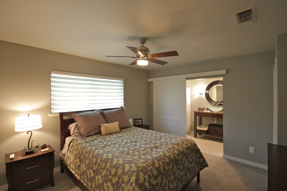 Cette photo montre une chambre tendance de taille moyenne avec un mur beige et aucune cheminée.
