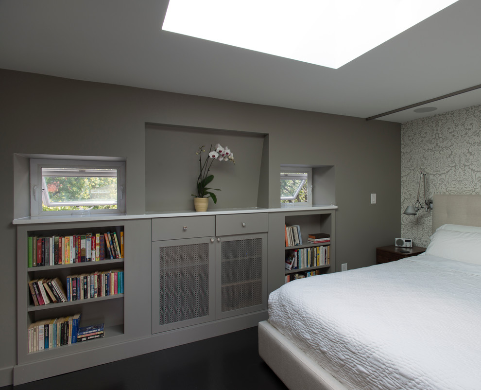 Источник вдохновения для домашнего уюта: маленькая хозяйская спальня в современном стиле с серыми стенами, темным паркетным полом и кроватью в нише без камина для на участке и в саду