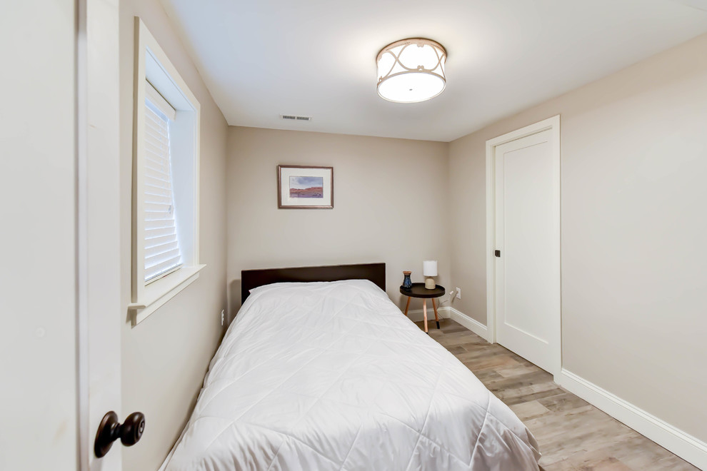 Exemple d'une chambre d'amis chic de taille moyenne avec un mur blanc, un sol en bois brun et un sol marron.
