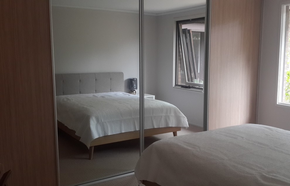 Mittelgroßes Modernes Hauptschlafzimmer mit grauer Wandfarbe, Teppichboden und beigem Boden in Newcastle - Maitland