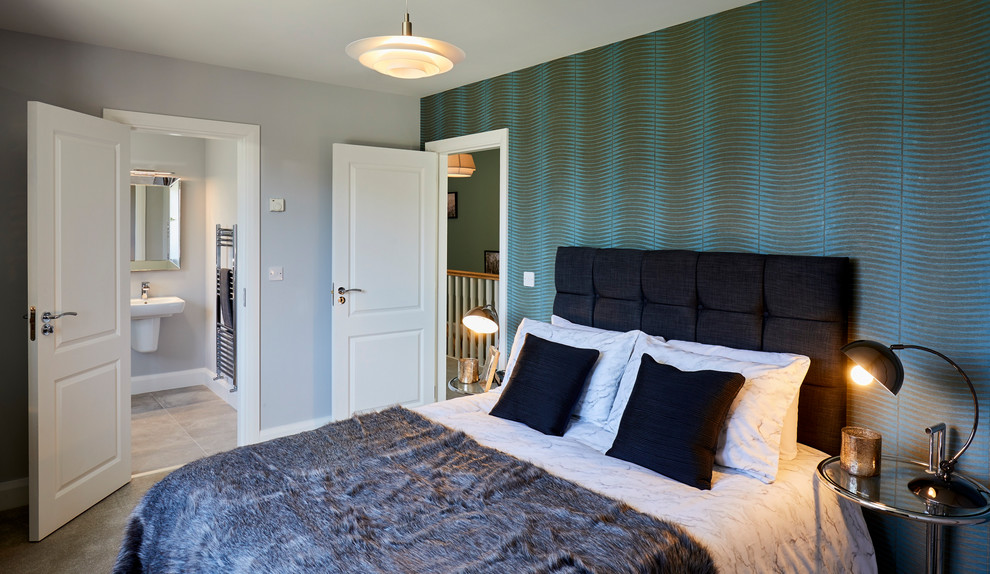 Свежая идея для дизайна: хозяйская спальня среднего размера в классическом стиле с разноцветными стенами и ковровым покрытием - отличное фото интерьера