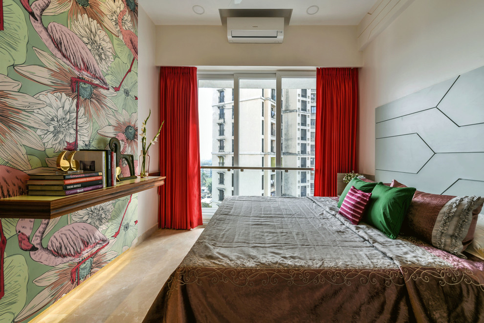 Свежая идея для дизайна: гостевая спальня (комната для гостей) в современном стиле с разноцветными стенами, светлым паркетным полом и бежевым полом - отличное фото интерьера