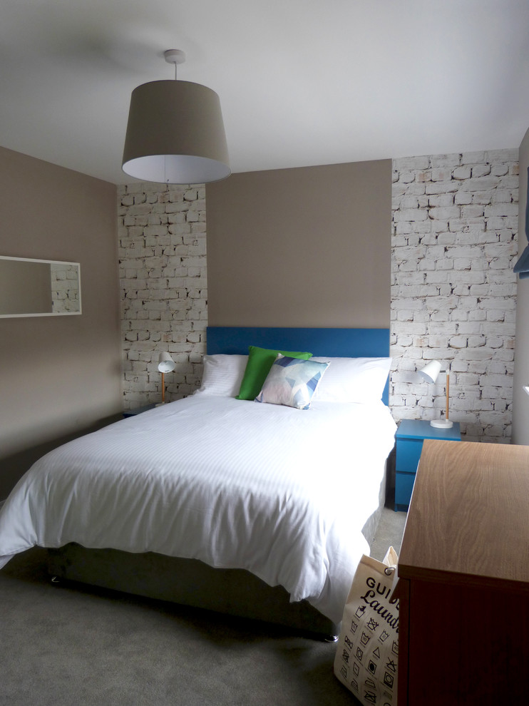 Idées déco pour une petite chambre éclectique avec un mur gris.