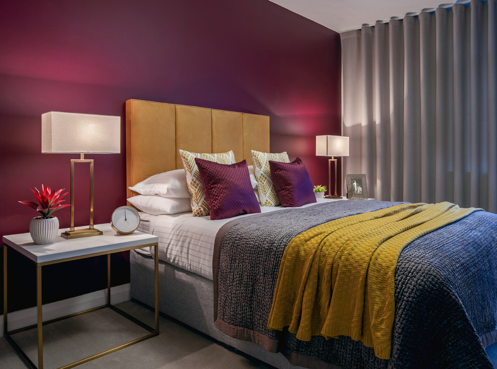 Источник вдохновения для домашнего уюта: хозяйская спальня в современном стиле с фиолетовыми стенами и серым полом