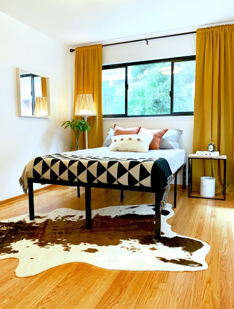 Inspiration för ett 60 tals sovrum, med vita väggar, ljust trägolv och brunt golv