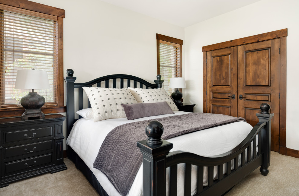 Foto de habitación de invitados rural de tamaño medio sin chimenea con paredes blancas, moqueta y suelo beige