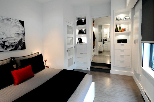 Modelo de dormitorio principal moderno pequeño sin chimenea con paredes blancas y suelo de madera oscura