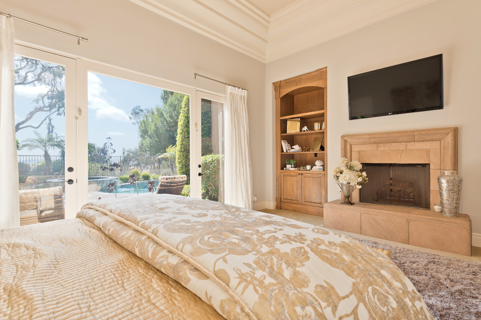 サンディエゴにある広いミッドセンチュリースタイルのおしゃれな主寝室 (グレーの壁、カーペット敷き、標準型暖炉、タイルの暖炉まわり) のインテリア