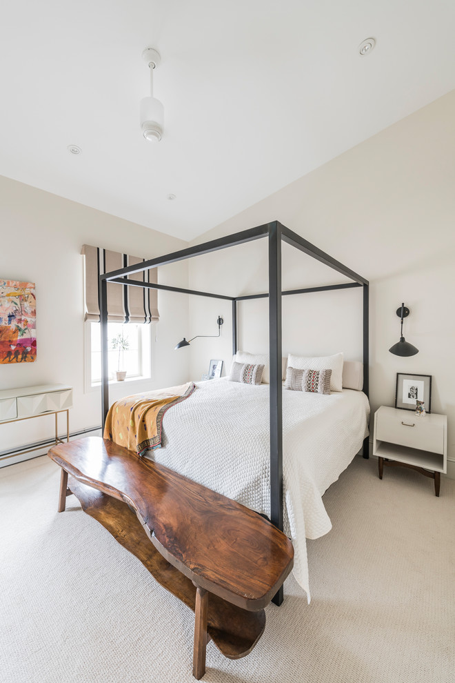 На фото: хозяйская спальня среднего размера в стиле неоклассика (современная классика) с бежевыми стенами, ковровым покрытием и бежевым полом без камина