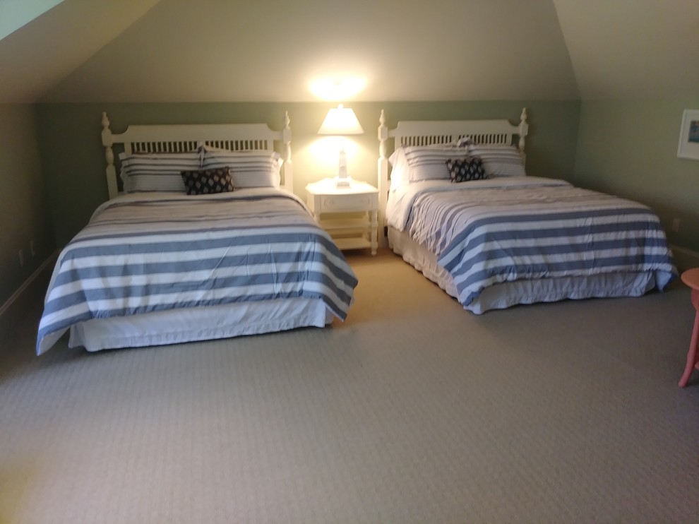 Идея дизайна: гостевая спальня среднего размера, (комната для гостей) в морском стиле с зелеными стенами, ковровым покрытием и бежевым полом без камина