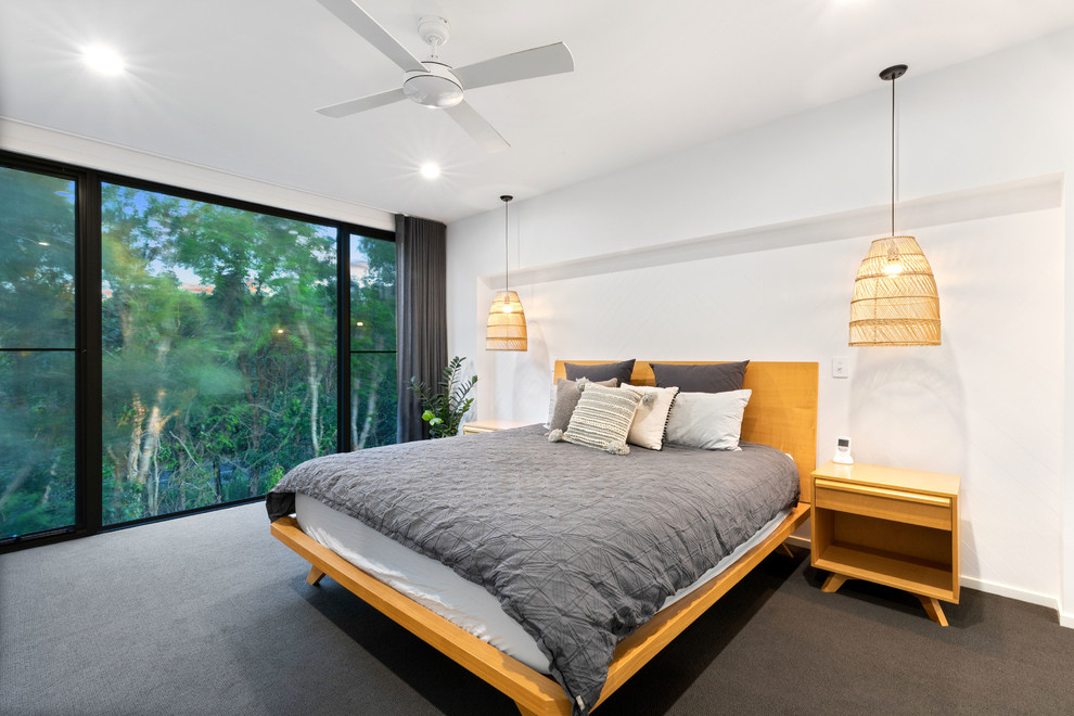 Großes Maritimes Hauptschlafzimmer mit weißer Wandfarbe, Teppichboden und grauem Boden in Sunshine Coast