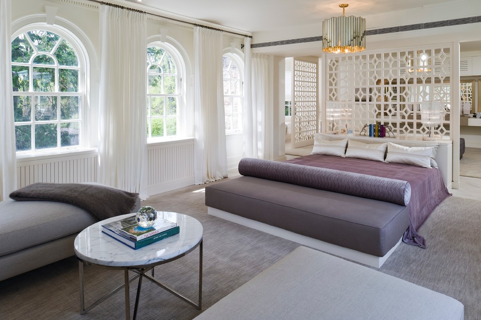 Modernes Schlafzimmer mit beiger Wandfarbe und Teppichboden in Toronto