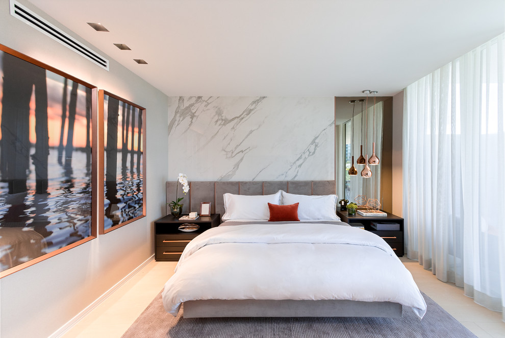 マイアミにある中くらいなコンテンポラリースタイルのおしゃれな客用寝室 (淡色無垢フローリング、白い壁、暖炉なし、白い床) のインテリア