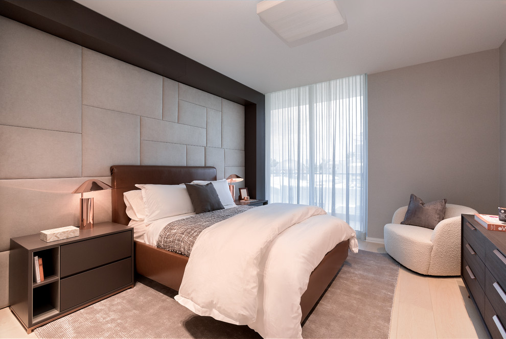 Идея дизайна: хозяйская спальня среднего размера в современном стиле с разноцветными стенами и светлым паркетным полом