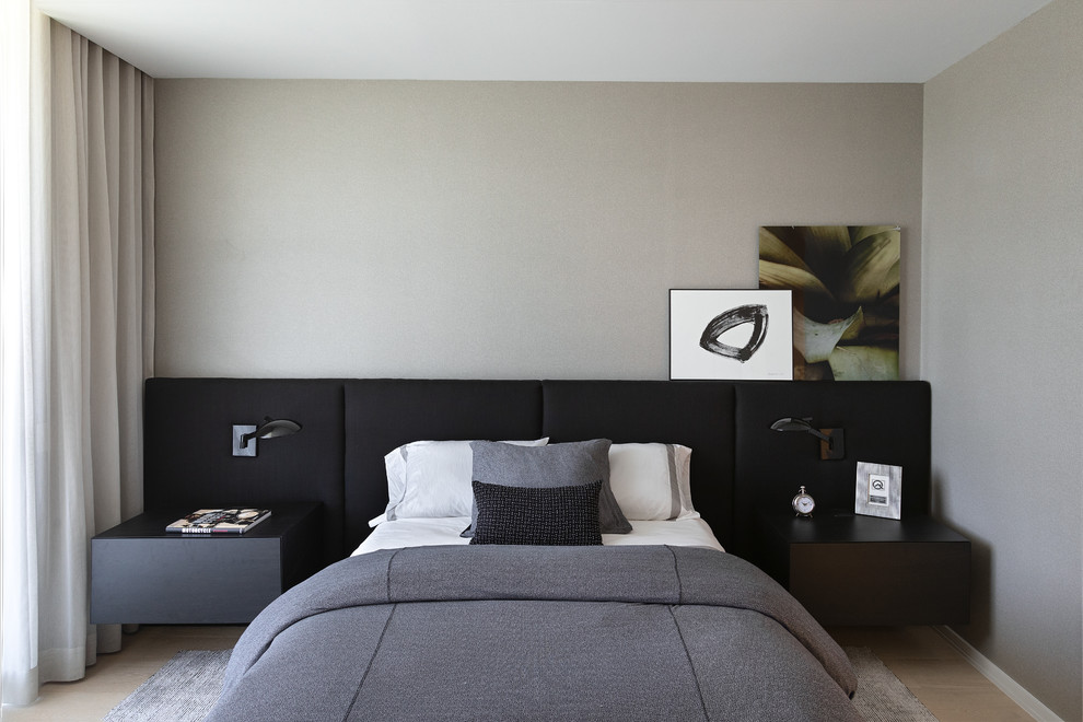 Idee per una camera degli ospiti minimal di medie dimensioni con pareti multicolore e parquet chiaro
