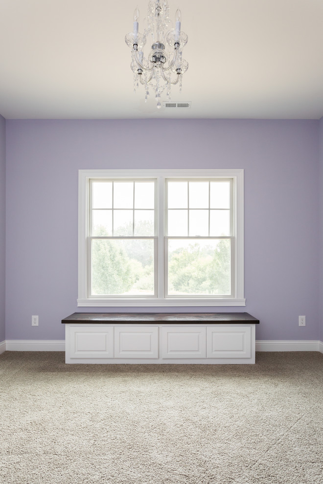 Immagine di una grande camera degli ospiti stile americano con pareti viola, moquette e nessun camino