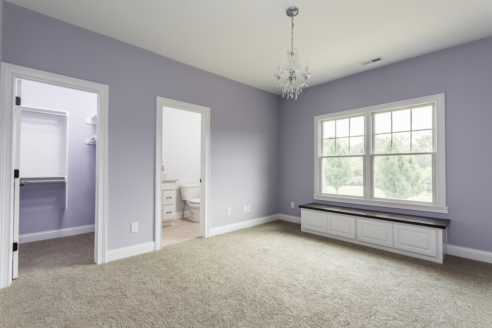 Idee per una grande camera degli ospiti american style con pareti viola, moquette e nessun camino