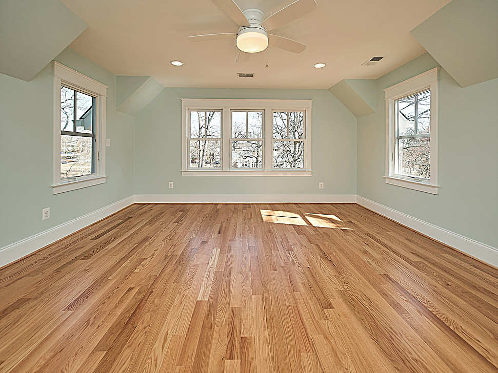 Großes Klassisches Hauptschlafzimmer ohne Kamin mit grüner Wandfarbe, braunem Holzboden und braunem Boden in Washington, D.C.