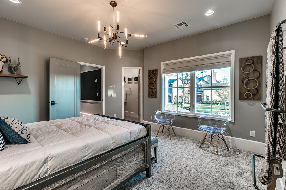 オクラホマシティにある中くらいなトランジショナルスタイルのおしゃれな客用寝室 (グレーの壁、カーペット敷き、暖炉なし、グレーの床) のレイアウト